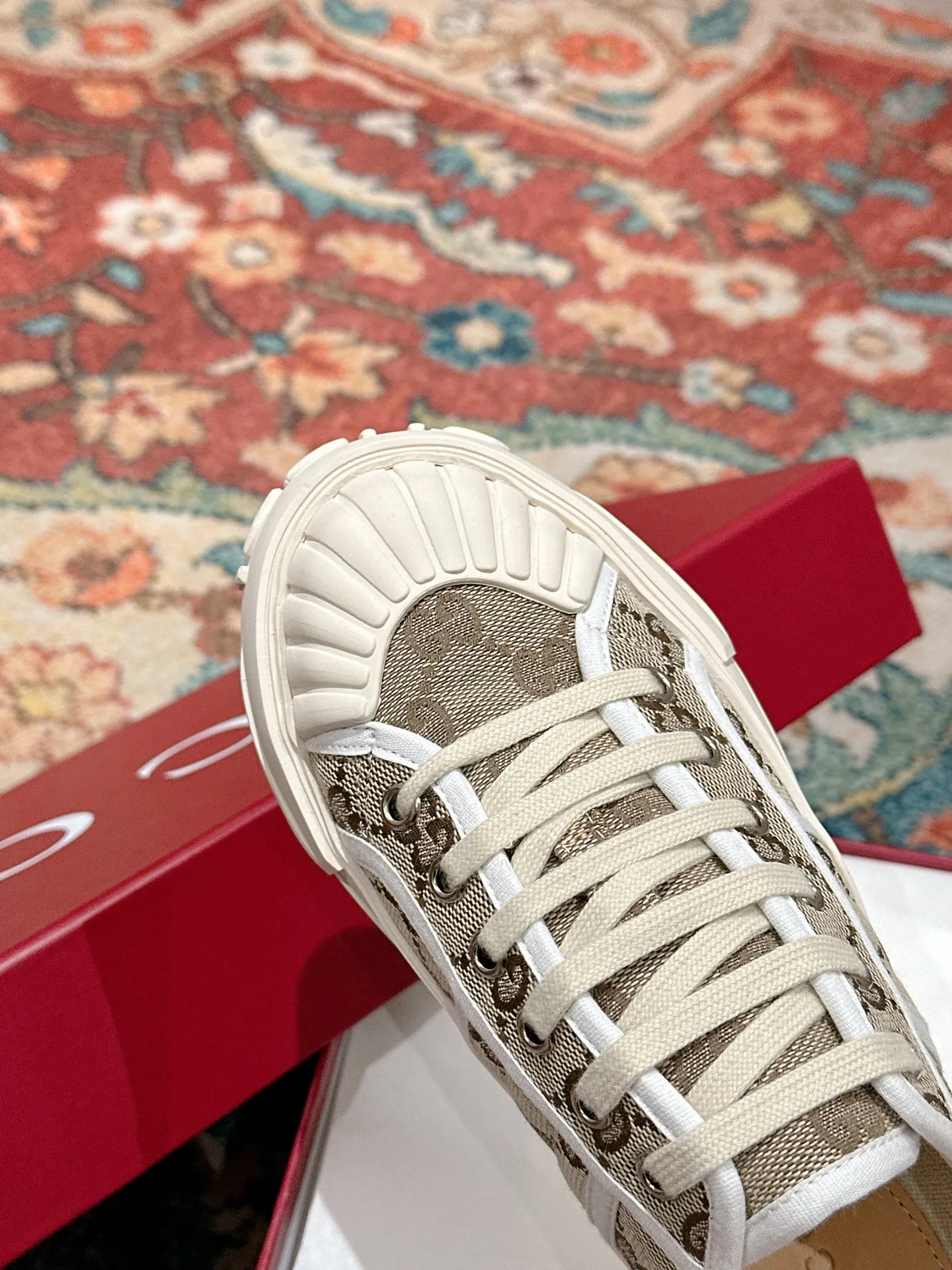 👟👟Ex-factory price 520👟👟 Women's models are new🆕 Arrival Gucci tennis 1977 classic Loft series canvas shoes... 2025 hot recommended model, G+1977×Disney cooperation series... GG canvas is made of finished products and incorporates brand elements. The retro style is rich, the classics and feelings are perfect for recall! Each color fabric developed by the original version is customized by the original version, and we pursue the ultimate in large-scale products! Market-level top version ⚠ Fabric: Customized GG cloth electric embroidery/5D washed distressed canvas Lining: Customized terry cloth lining (the feet are fitted and cannot be disassembled) Outsole: Original molded TPU two-color outsole Size: 35-40 (41 customized)